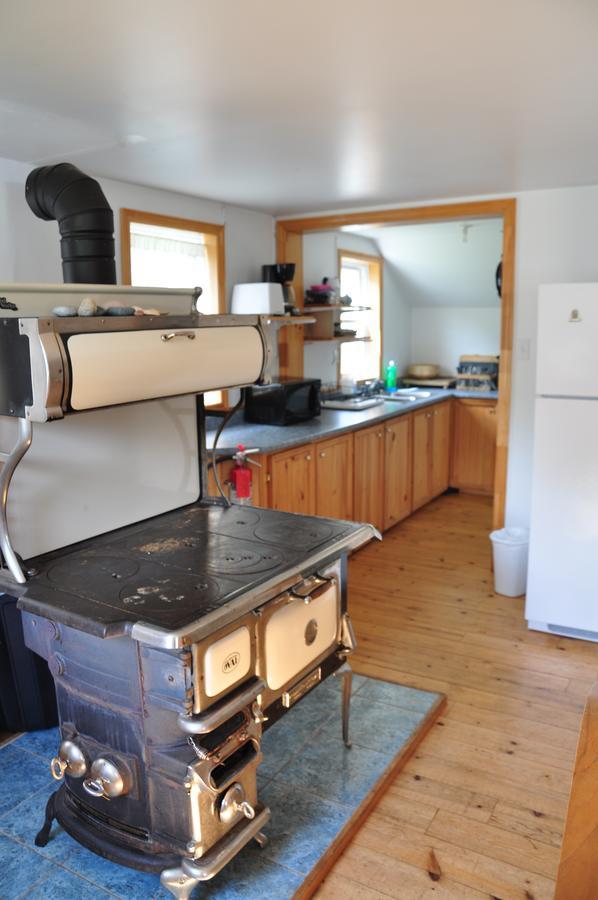 Breton Cove Farmhouse Hostal Indian Brook Exterior foto